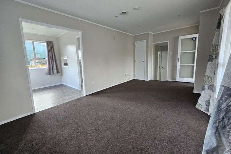 Photo of property in 111 Kemp Road, Massey, Auckland, 0614