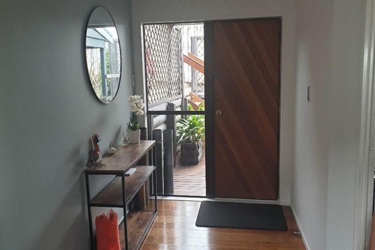 Photo of property in 1/186 East Coast Road, Forrest Hill, Auckland, 0620