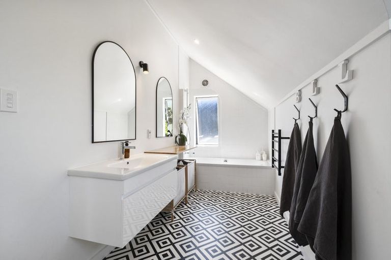 Photo of property in 17 Phoenix Avenue, Hokowhitu, Palmerston North, 4410