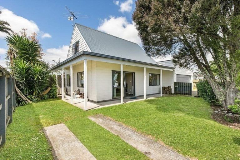 Photo of property in 2 Braeburn Place, Takanini, 2112