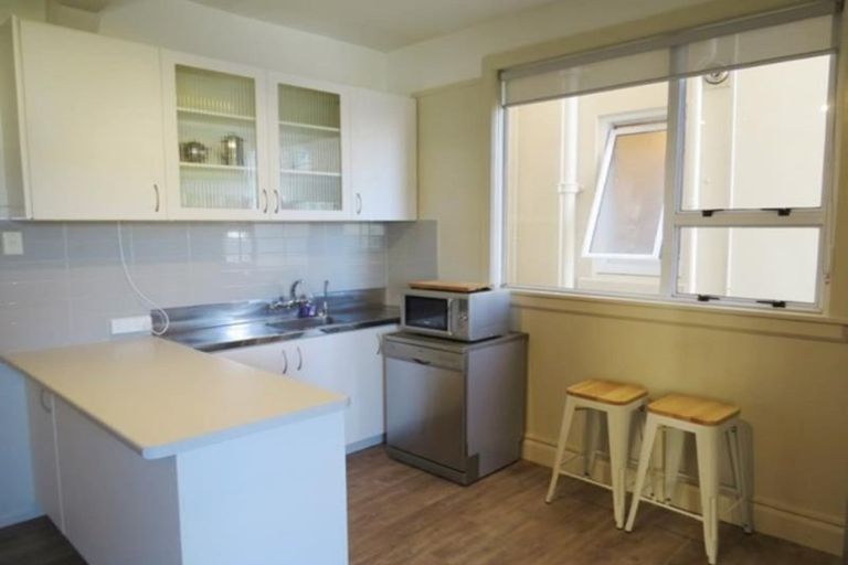 Photo of property in Devonport Apartments, 3/127 Saint Aubyn Street, New Plymouth, 4310