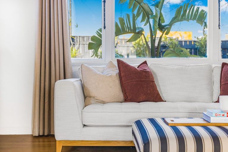 Photo of property in 1/150 East Coast Road, Forrest Hill, Auckland, 0620