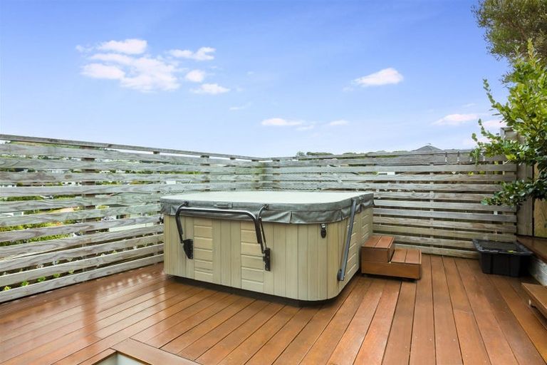 Photo of property in 2 Navigation Drive, Whitby, Porirua, 5024