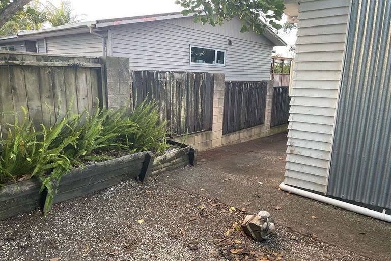 Photo of property in 2/119 Carlisle Road, Northcross, Auckland, 0632