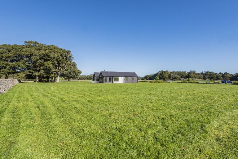 Photo of property in 35 Stoney Hill Road, Te Kamo, 0185