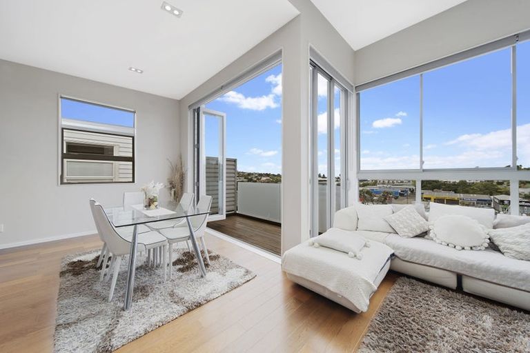 Photo of property in Wilk Heights, 15/8 Wilk Lane, Browns Bay, Auckland, 0630