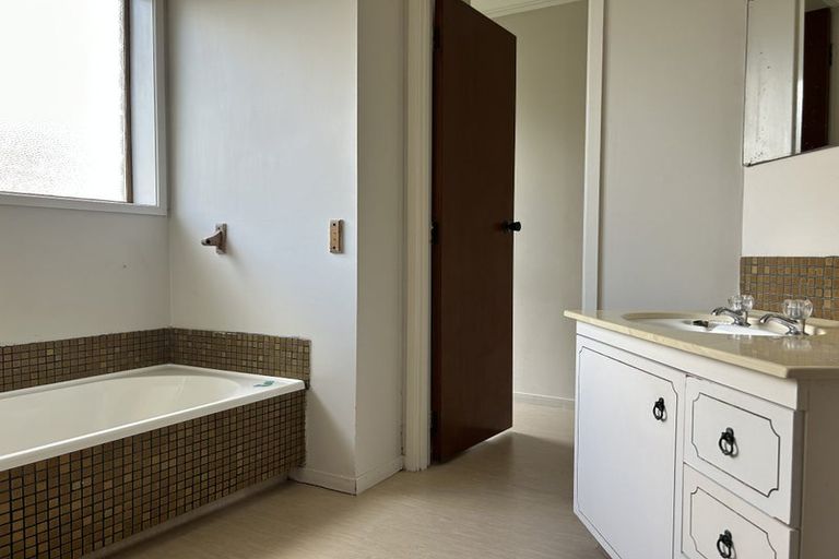 Photo of property in 1/39 Clevedon Road, Papakura, 2110