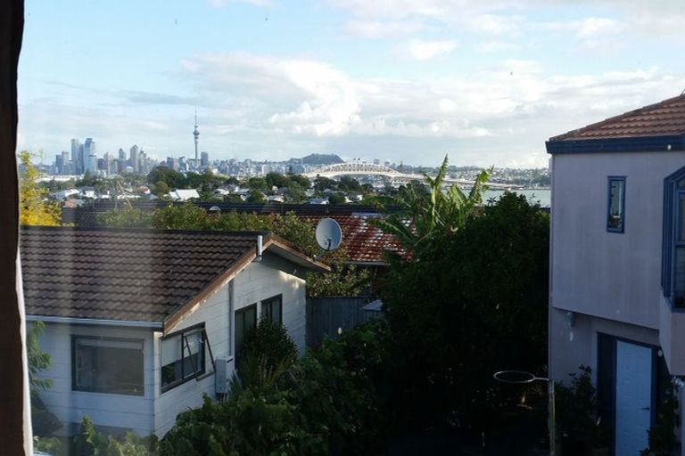 Photo of property in 1/74 Onewa Road, Northcote Point, Auckland, 0627