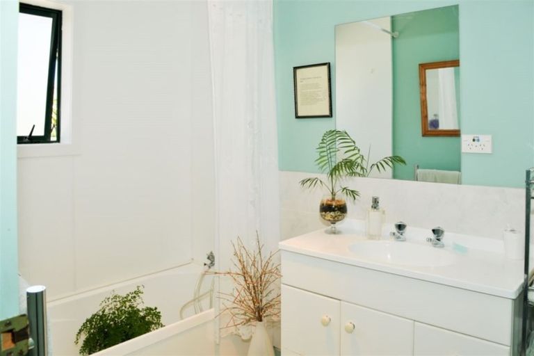 Photo of property in 36 Emlyn Place, Torbay, Auckland, 0630