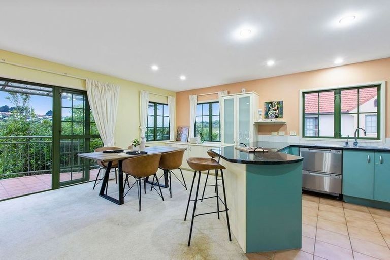 Photo of property in 28 Parkwood Crescent, Gulf Harbour, Whangaparaoa, 0930