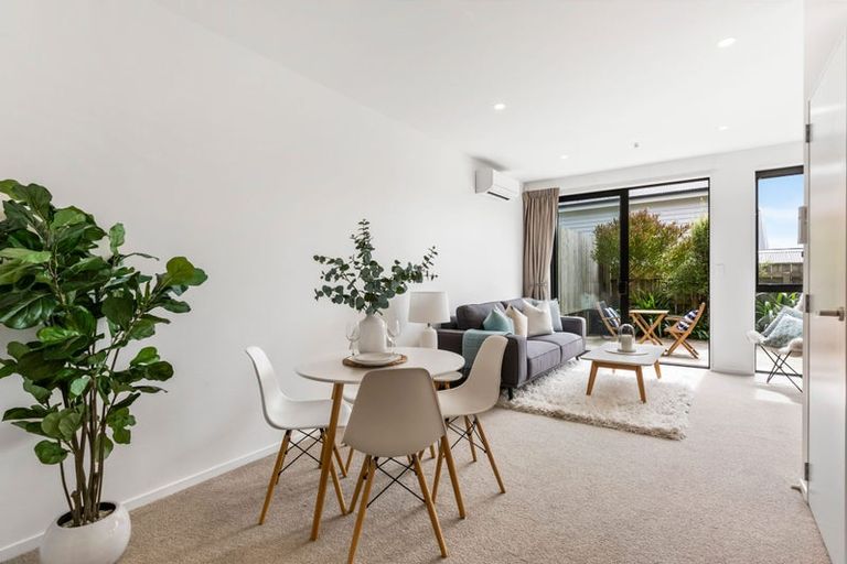 Photo of property in 2/62 Spenmoor Street, Newlands, Wellington, 6037