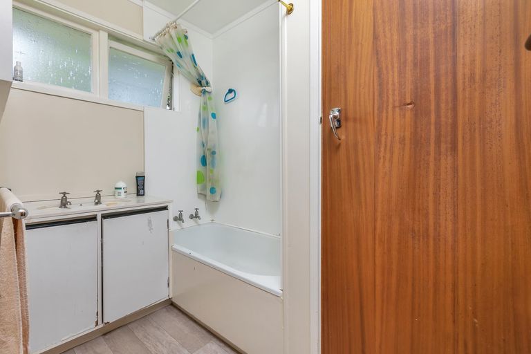 Photo of property in 1/32 Rosewarne Crescent, Glendene, Auckland, 0602