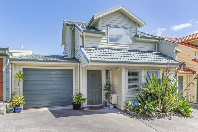 Photo of property in 15 Birkhall Grove, Strathmore Park, Wellington, 6022