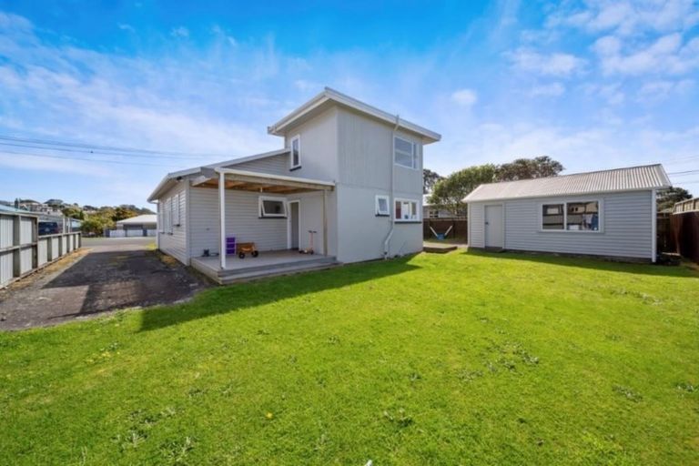 Photo of property in 3 Rainsford Street, Moturoa, New Plymouth, 4310