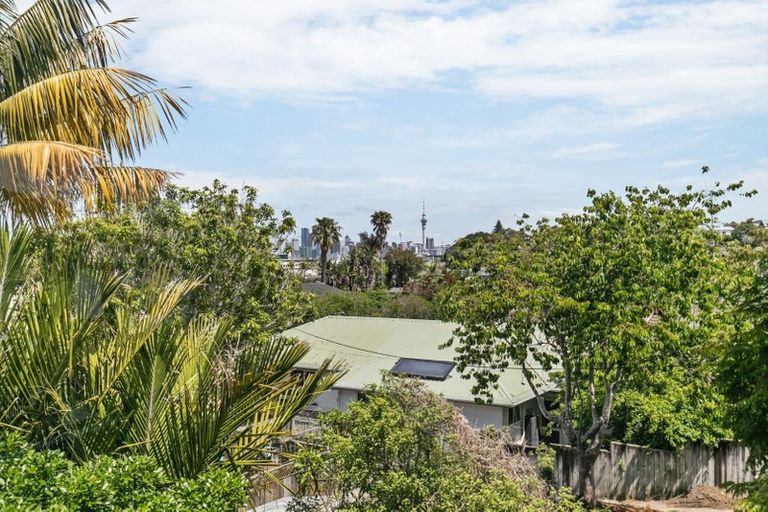 Photo of property in 1/21 Stafford Road, Northcote Point, Auckland, 0627