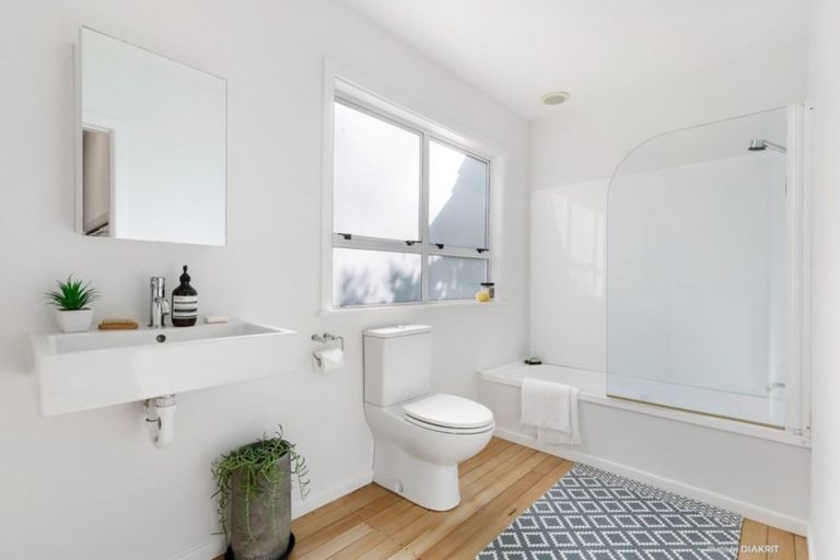 Photo of property in 24 Cave Road, Houghton Bay, Wellington, 6023