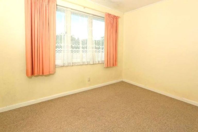 Photo of property in 24 Taikata Road, Te Atatu Peninsula, Auckland, 0610