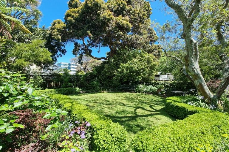 Photo of property in 19 Fitzherbert Terrace, Thorndon, Wellington, 6011