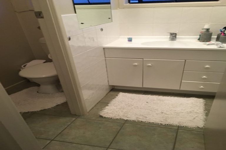 Photo of property in 16 Ussher Place, Pakuranga Heights, Auckland, 2010