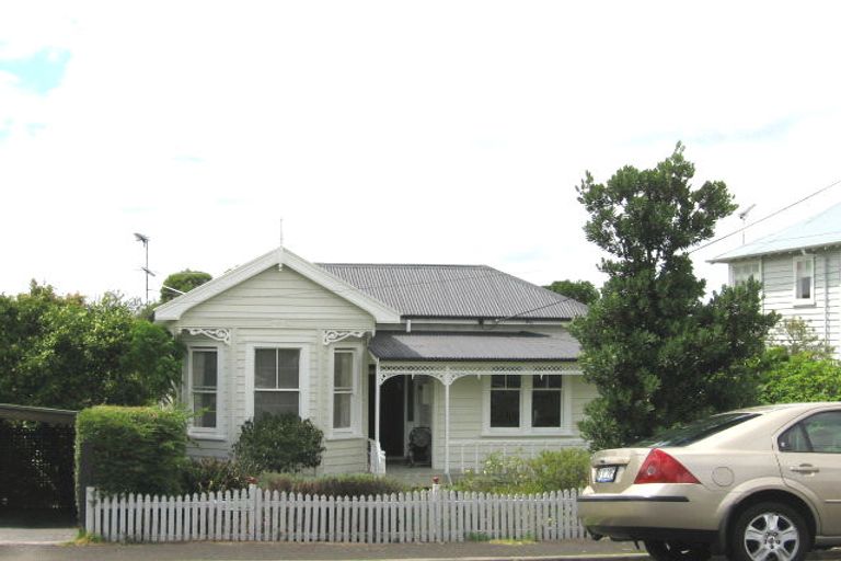 Photo of property in 4 Waterview Road, Stanley Point, Auckland, 0624