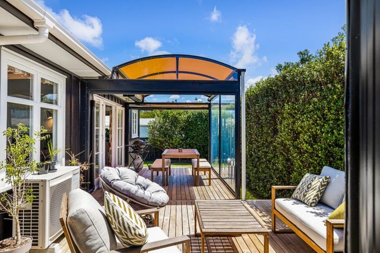 Photo of property in 1b Titoki Street, Te Atatu Peninsula, Auckland, 0610