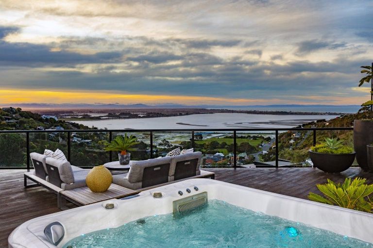 Photo of property in 15 Omeo Crescent, Redcliffs, Christchurch, 8081