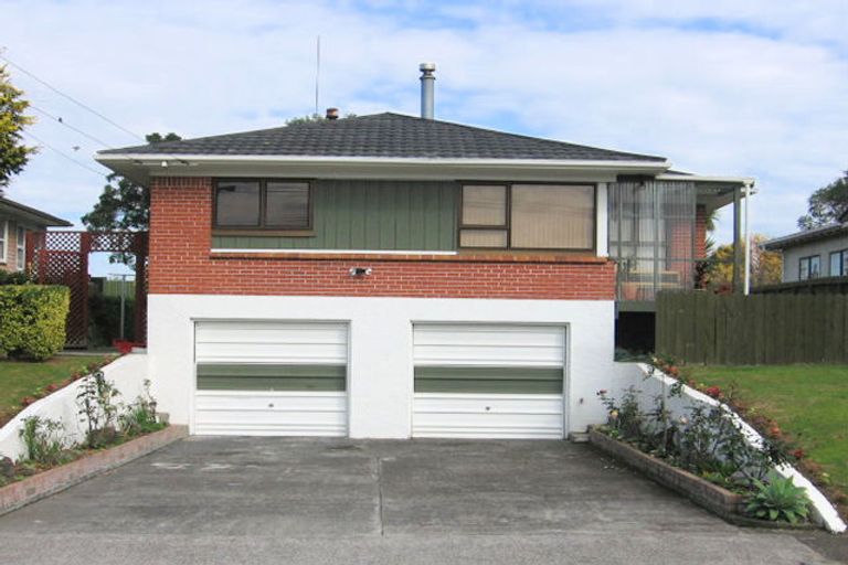 Photo of property in 8 Hollinbrigg Place, Manurewa, Auckland, 2102