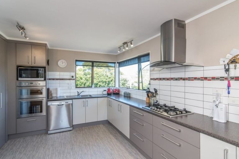 Photo of property in 16 Nugget Grove, Raumati Beach, Paraparaumu, 5032