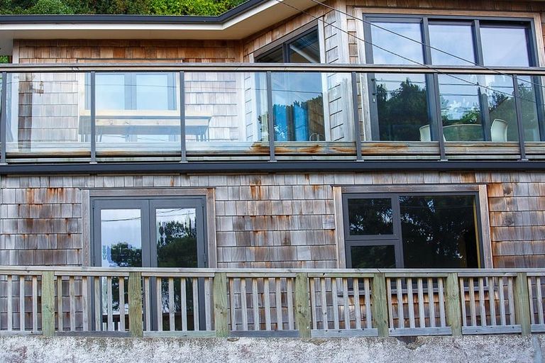 Photo of property in 274 Queens Drive, Lyall Bay, Wellington, 6022