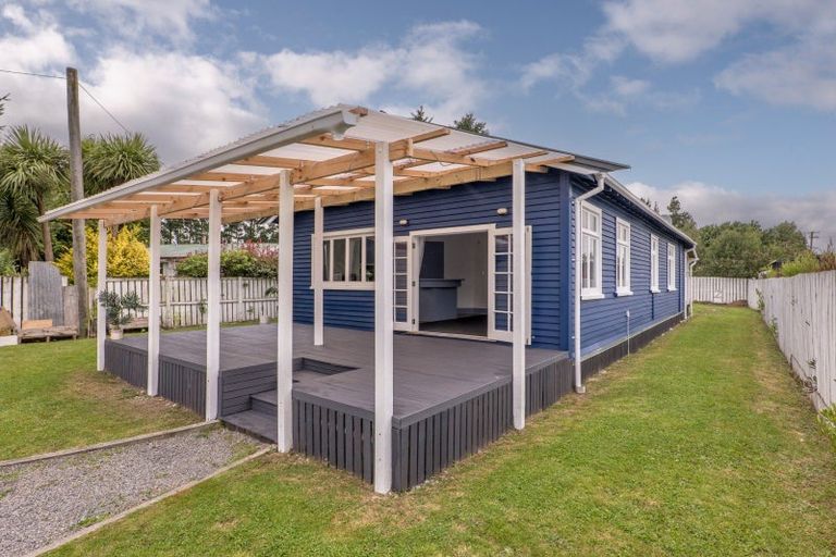 Photo of property in 3 Queen Street, Coalgate, 7673