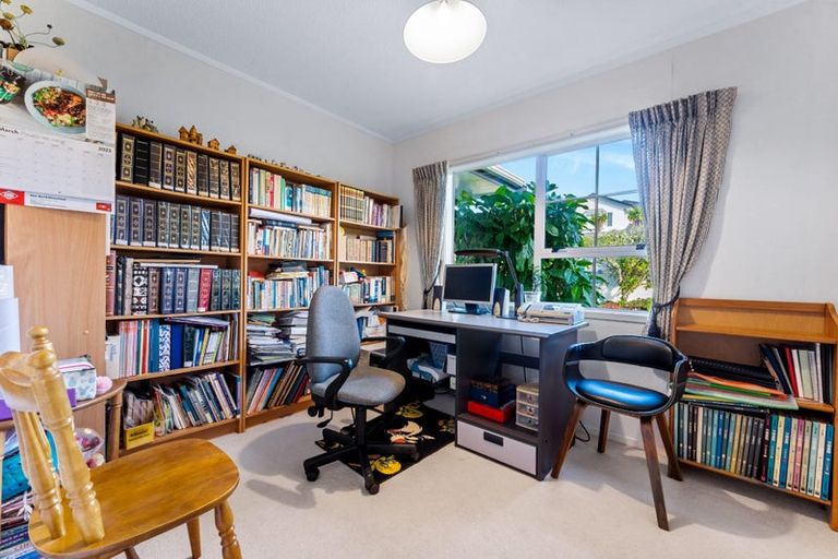 Photo of property in 2 Ravenstone Place, Chatswood, Auckland, 0626