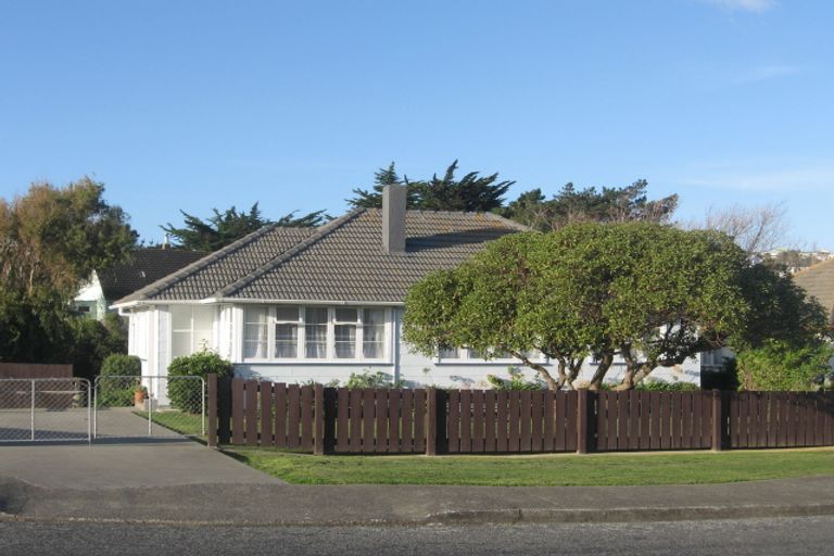 Photo of property in 13 Kapiti Crescent, Titahi Bay, Porirua, 5022
