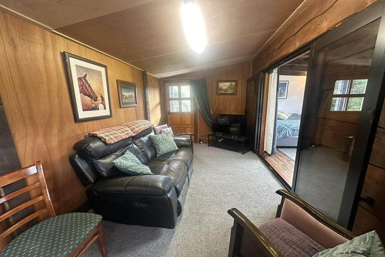 Photo of property in 5b Twin Lakes Road, Te Marua, Upper Hutt, 5018