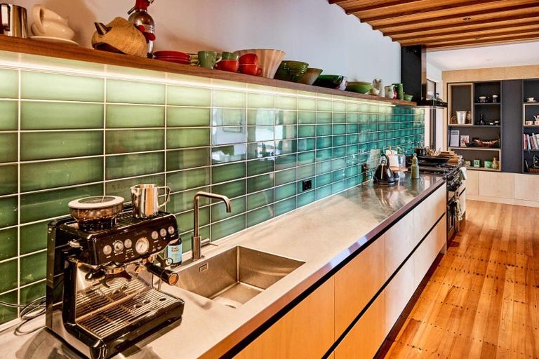 Photo of property in 41 Seaview Road, Paremata, Porirua, 5024