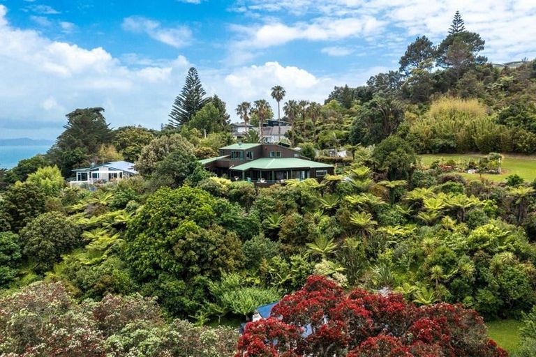 Photo of property in 1083 Whangaparaoa Road, Tindalls Beach, Whangaparaoa, 0930