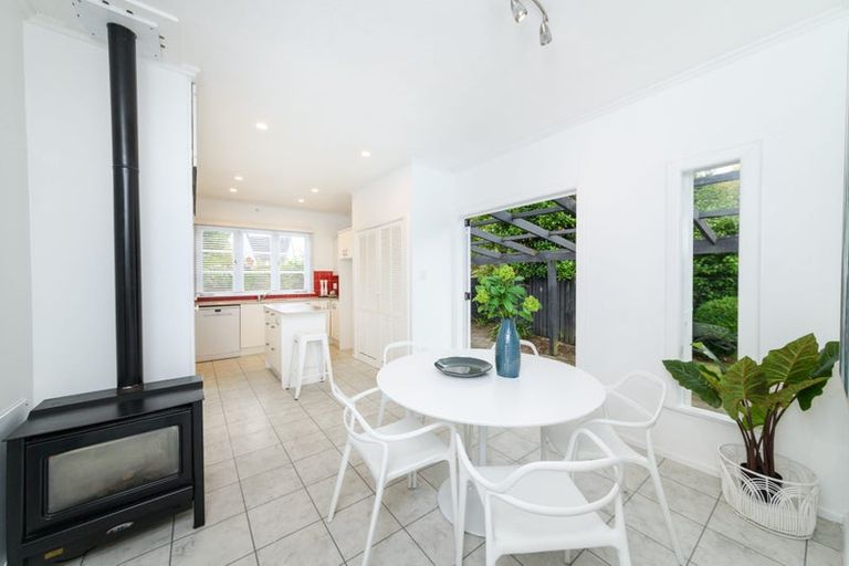 Photo of property in 4 Awatea Terrace, Hokowhitu, Palmerston North, 4410