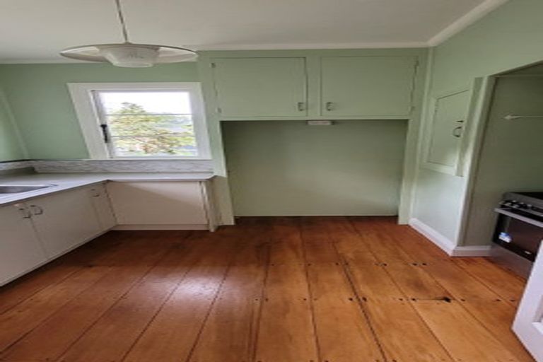 Photo of property in 32 Victoria Road, New Plymouth, 4310