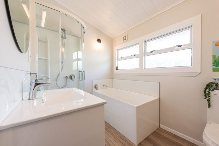 Photo of property in 2 Thomas Hook Street, Tawa, Wellington, 5028