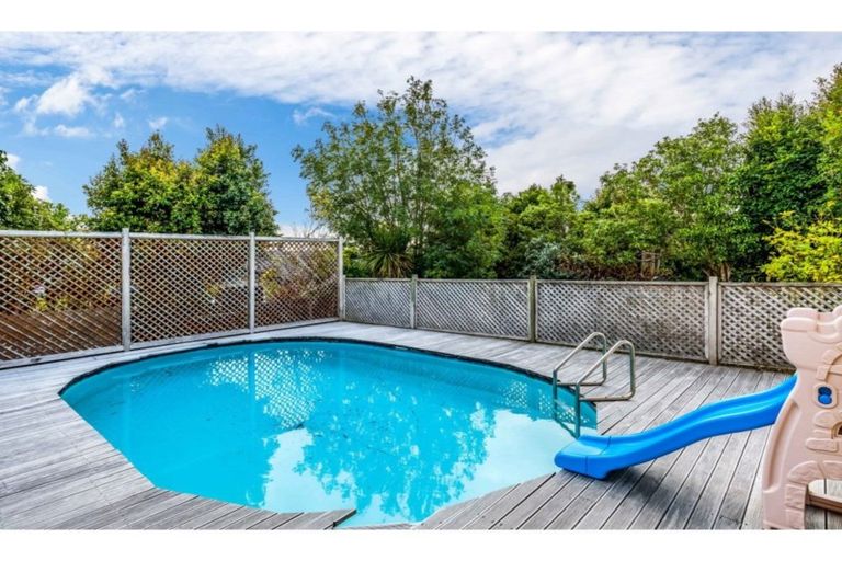 Photo of property in 7 Pokapu Street, Titirangi, Auckland, 0600