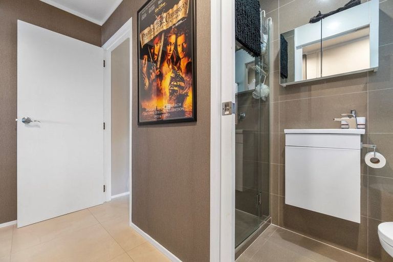 Photo of property in 16 Hawke Place, Pukekohe, 2120