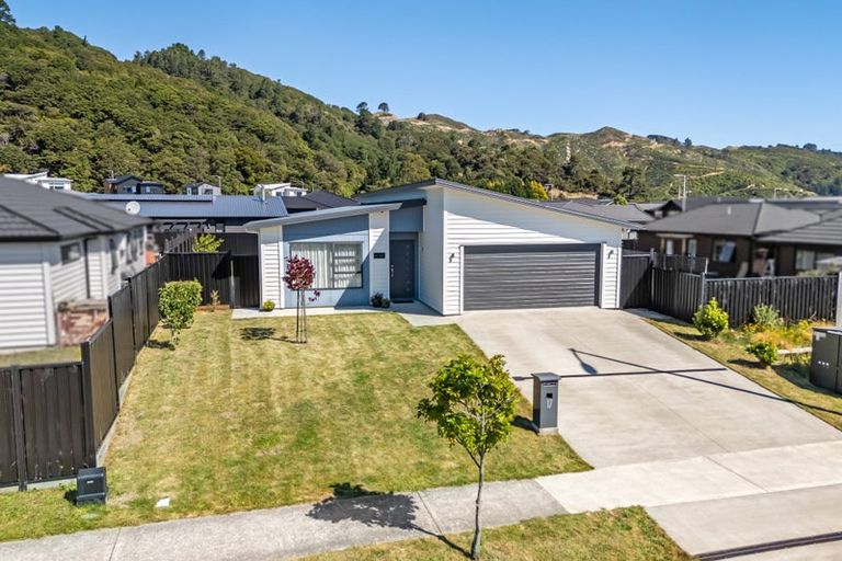 Photo of property in 17 Buddle Road, Wallaceville, Upper Hutt, 5018