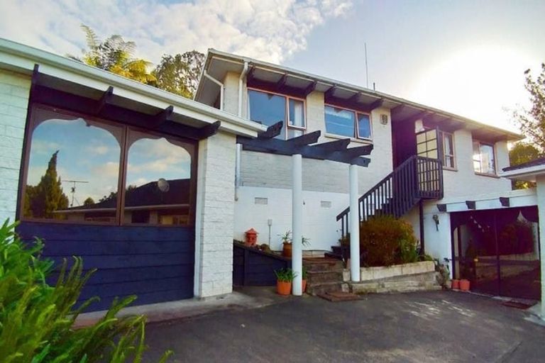 Photo of property in 2/9 Seaton Road, Murrays Bay, Auckland, 0630