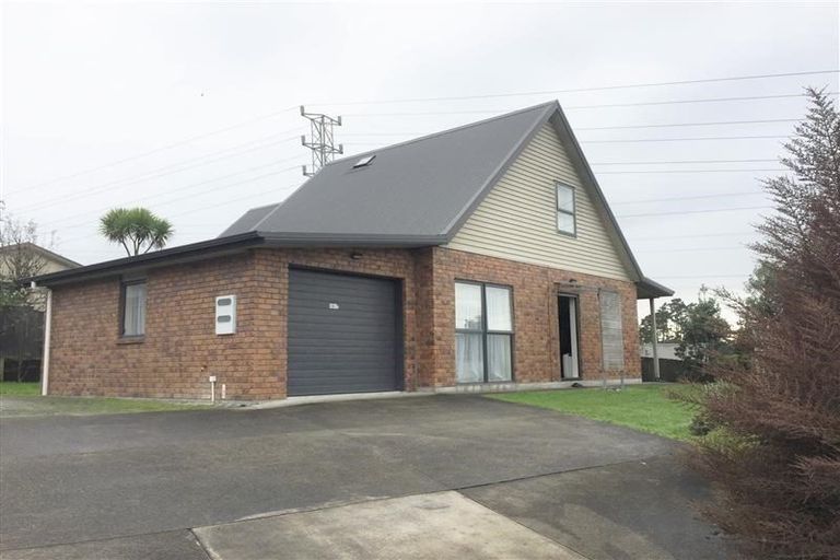 Photo of property in 302a Triangle Road, Massey, Auckland, 0614