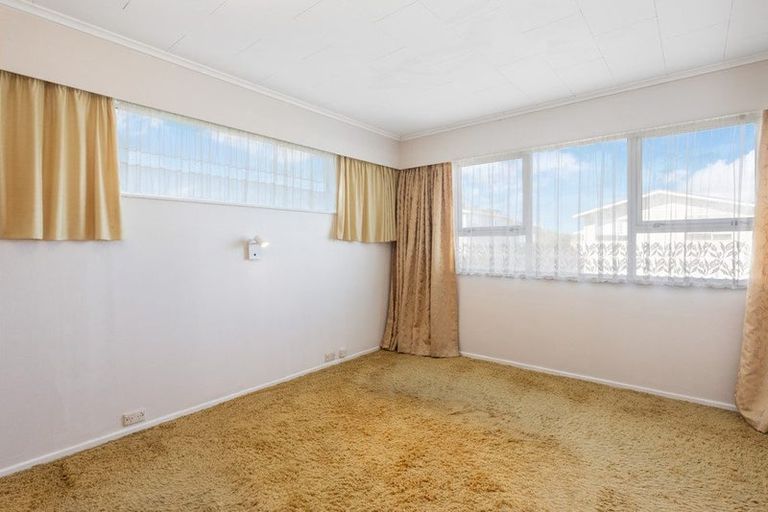 Photo of property in 28 Edgecombe Street, Newlands, Wellington, 6037