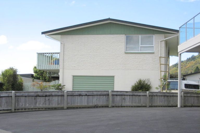 Photo of property in 28 Seaview Crescent, Picton, 7220