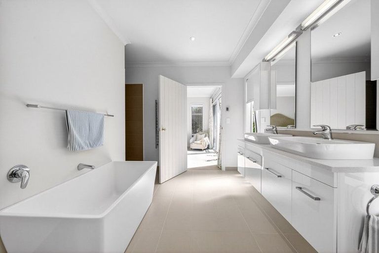 Photo of property in 10 Fairway Drive, Martinborough, 5711