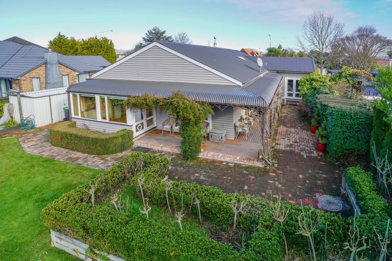 Photo of property in 130 Memorial Avenue, Burnside, Christchurch, 8053