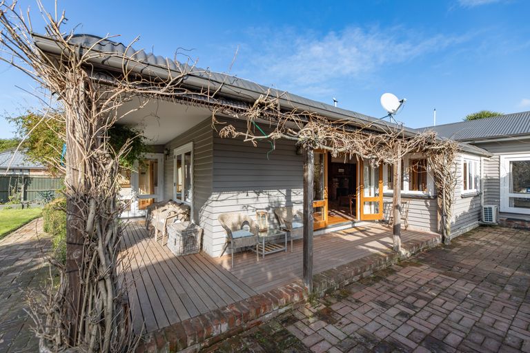 Photo of property in 130 Memorial Avenue, Burnside, Christchurch, 8053
