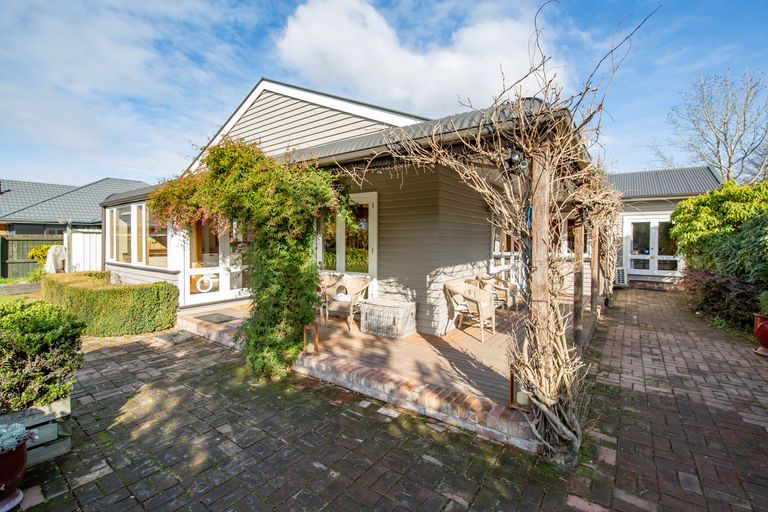 Photo of property in 130 Memorial Avenue, Burnside, Christchurch, 8053
