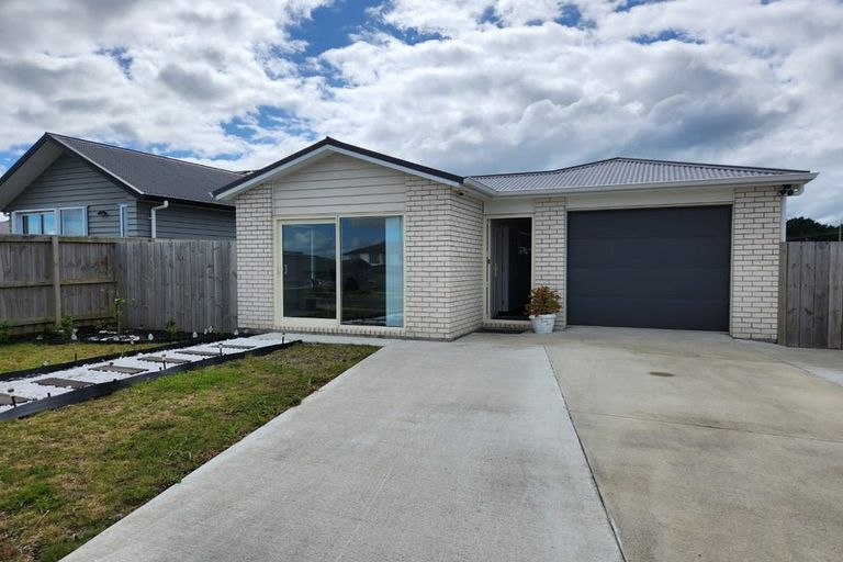 Photo of property in 30 Opouatu Avenue, Glenbrook, 2681